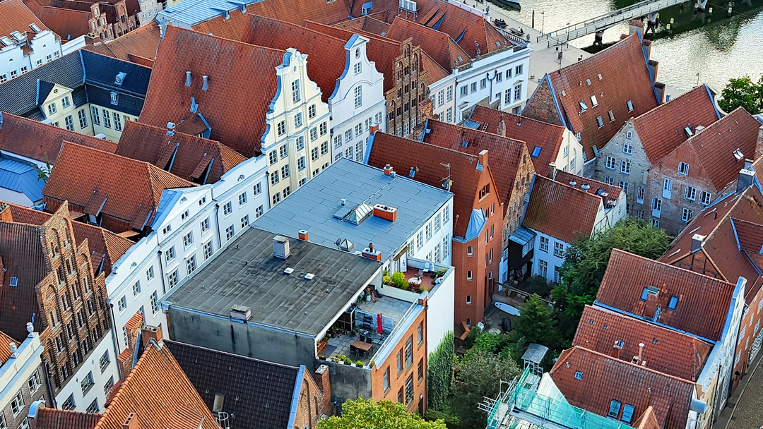 Von der Aussichtsplattform des Turms der Petrikirche blickt man auf die Giebel, Dächer und Höfe der Altstadt - und bis hin zur Lübecker Bucht. (Foto: Christof Herrmann, 2022)