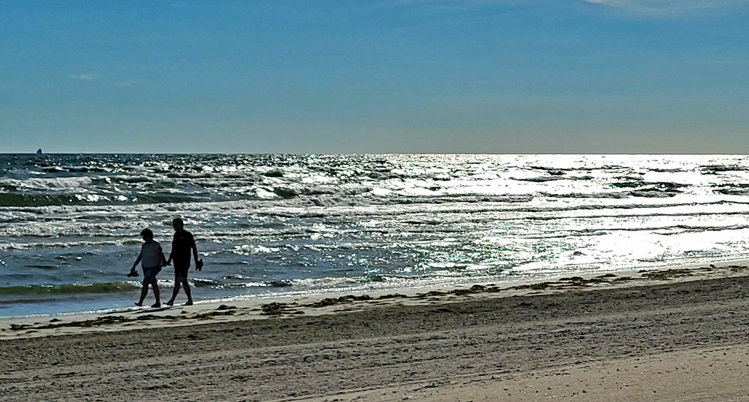 Spaziergänger am Ostseestrand auf Rügen. (Foto: Christof Herrmann, 2022)