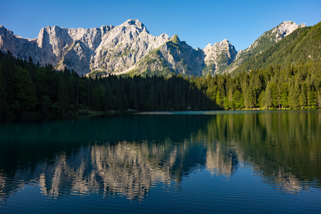 Der Mangart in den Julischen Alpen spiegelt sich im Unteren Weißenfelser See. (Foto: Christof Herrmann, 2017)