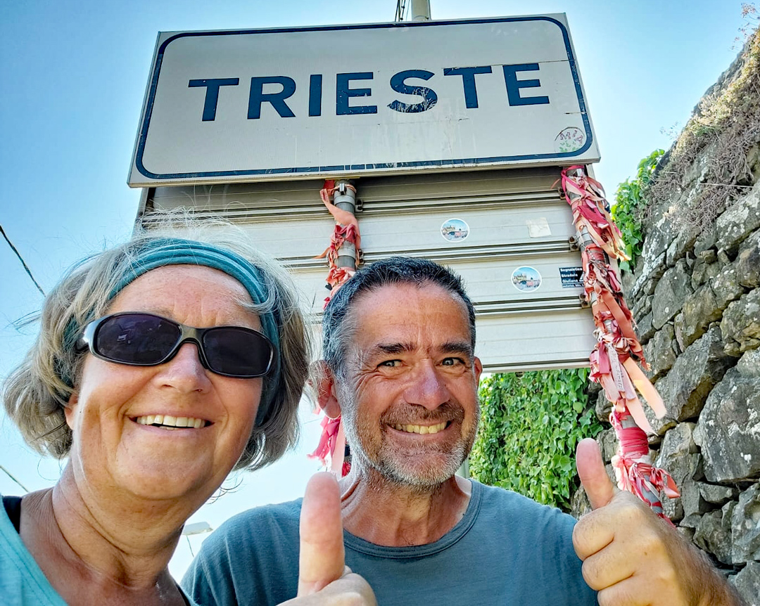 Ute und Hansi am berühmten Ortsschild in Triest. (Foto: Hansi Bode, 2022)