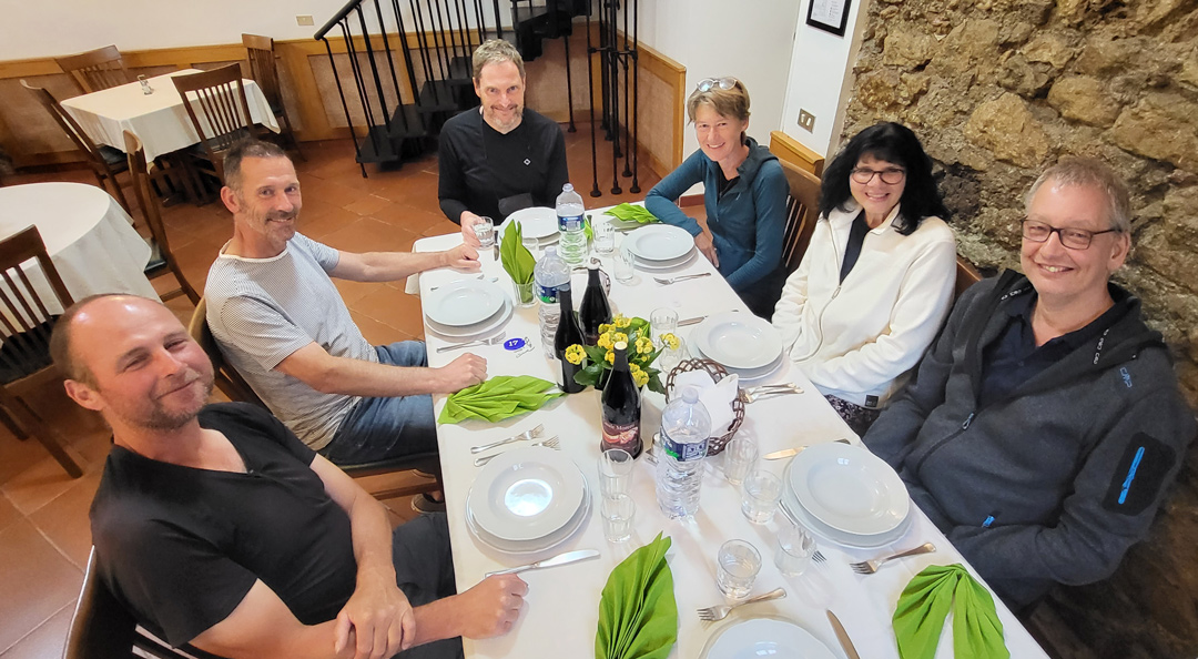 Marcal, Ger, Martin, Claudia, Petra und Werner beim Abendessen im Brigittenkloster Farfa. (Foto: Christof Herrmann, 2023)