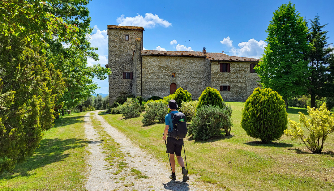 Auf der Etappe von Gubbio nach Valfabbrica kommt man an der Eremo di San Pietro in Vigneto vorbei. (Foto: Martin Bergmann, 2023) Auf der Etappe von Gubbio nach Valfabbrica kommt man an der Eremo di San Pietro in Vigneto vorbei. (Foto: Martin Bergmann, 2023)