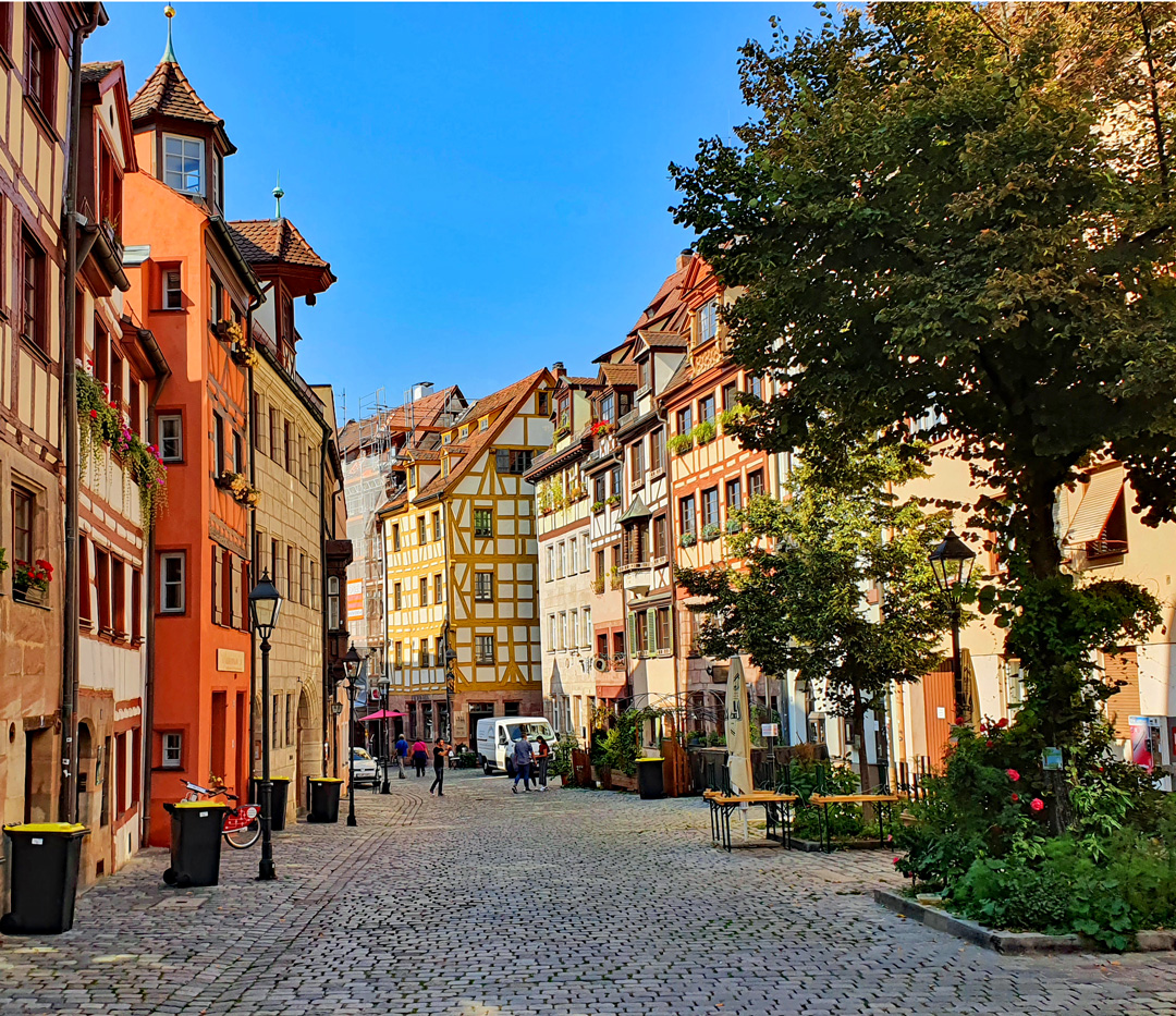 Sowohl bei Einheimischen als auch bei Urlaubsreisenden beliebt: die Weißgerbergasse in Nürnberg. (Foto: Christof Herrmann, 2020)