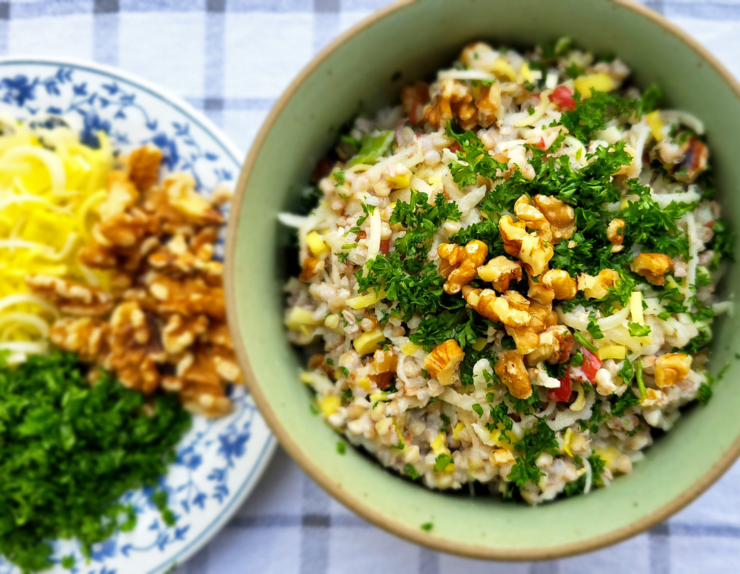 Buchweizensalat mit Äpfeln, Lauch und Walnüssen (Foto: Christof Herrmann, 2024) Buchweizensalat mit Äpfeln, Lauch und Walnüssen (Foto: Christof Herrmann, 2024)