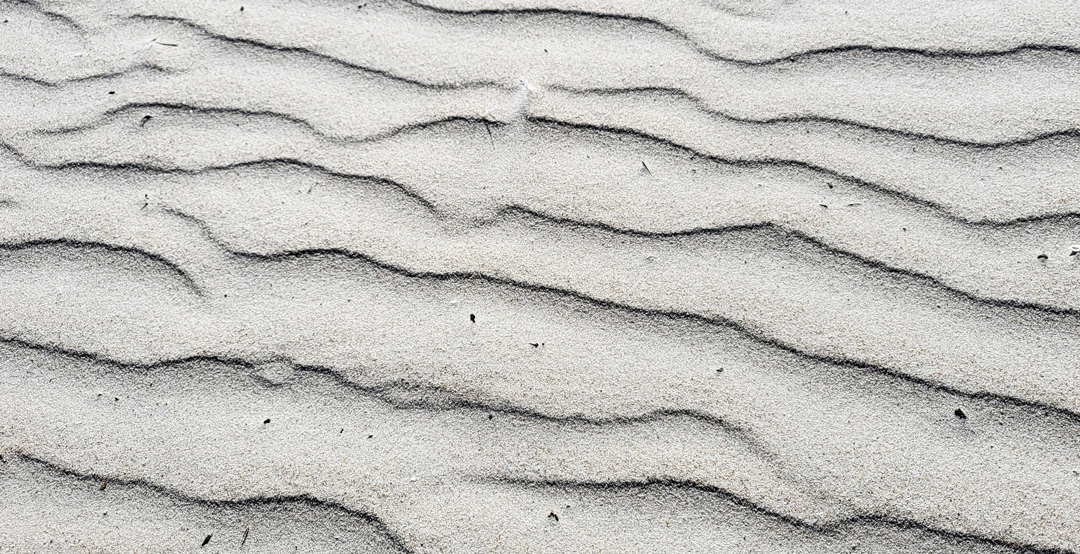 Textur im Strandsand auf Rügen. (Foto: Christof Herrmann, 2022)