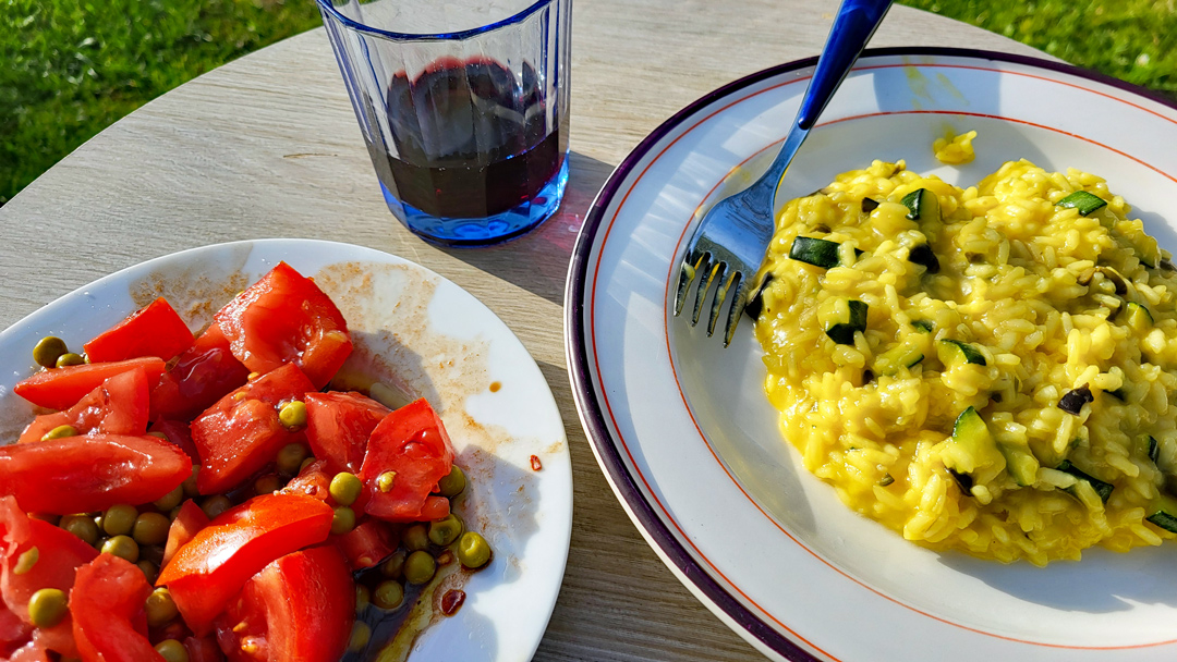 Hat die Unterkunft eine Küche, koche ich gerne selbst: Risotto und Tomatensalat. (Foto: Christof Herrmann, 2024) Hat die Unterkunft eine Küche, koche ich gerne selbst: Risotto und Tomatensalat. (Foto: Christof Herrmann, 2024)