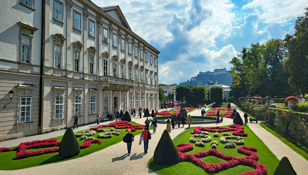 Mirabellgarten in Salzburg mit Blumenbeeten und Blick auf die Festung Hohensalzburg