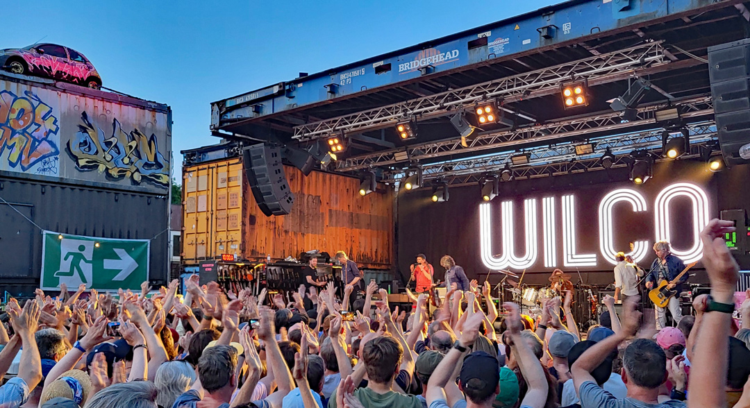 Wilco live auf der Bühne im Junkyard Dortmund vor jubelndem Publikum