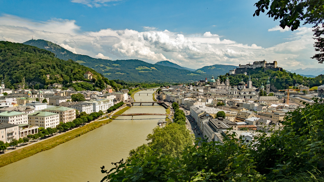 Blick vom Mönchsberg in Salzburg auf die Altstadt, die Festung Hohensalzburg und die Salzach.