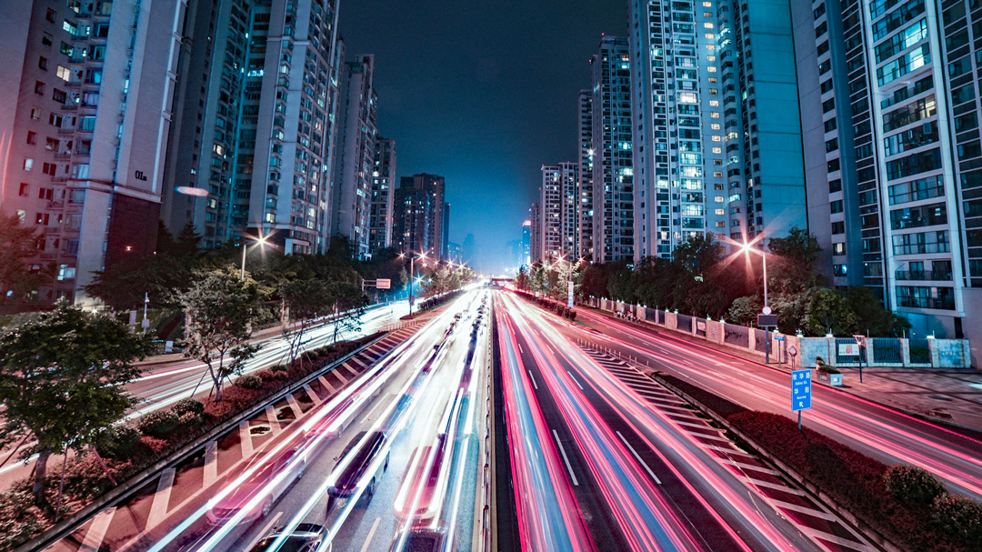 Beschäftigtsein ist (k)ein Statussymbol (Foto: 邱 严 von Unsplash) Bewegte Lichtspuren im Verkehr als Symbol für ein schnelles, beschäftigtes Leben