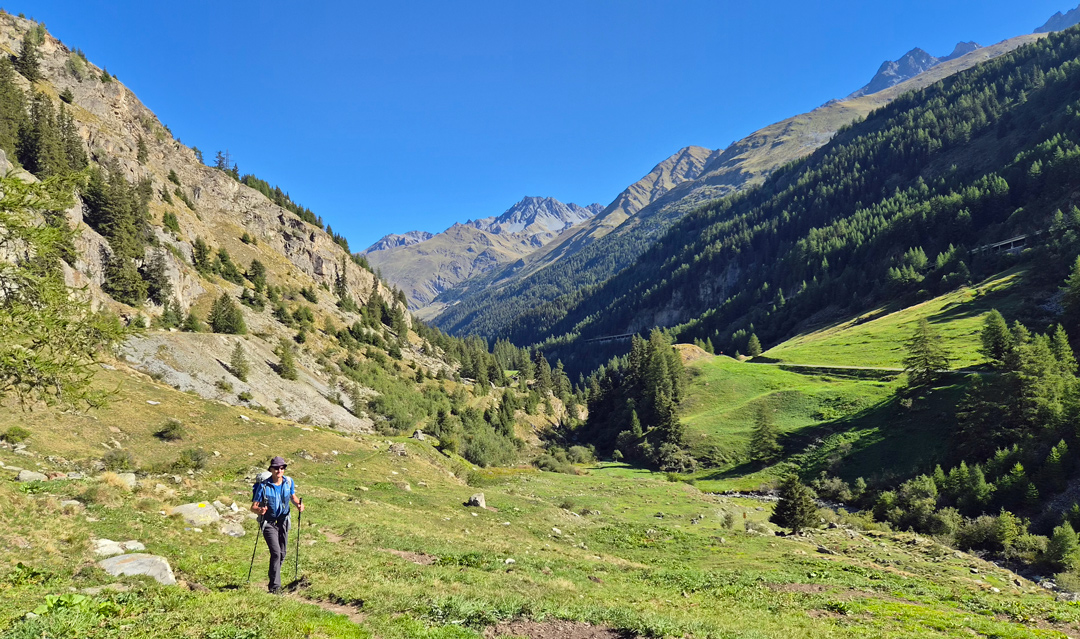 Aufstieg zum Großen Sankt Bernhard (Foto: Daniel Stransky, 2026) Ich wandere mit Rucksack und Stöcken durch die alpine Landschaft hinauf zum Großen Sankt Bernhard.